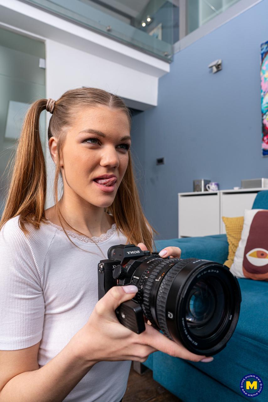 20P A mãe excêntrica Amanda Clarke e a adolescente loira Roxane tiram e provam os buracos uma da outra