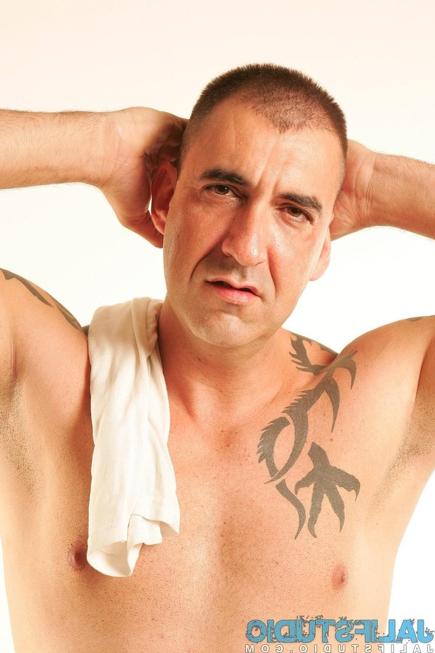 20P El maduro gay Turbo Leon se desnuda y muestra su cuerpo fuerte y su polla dura