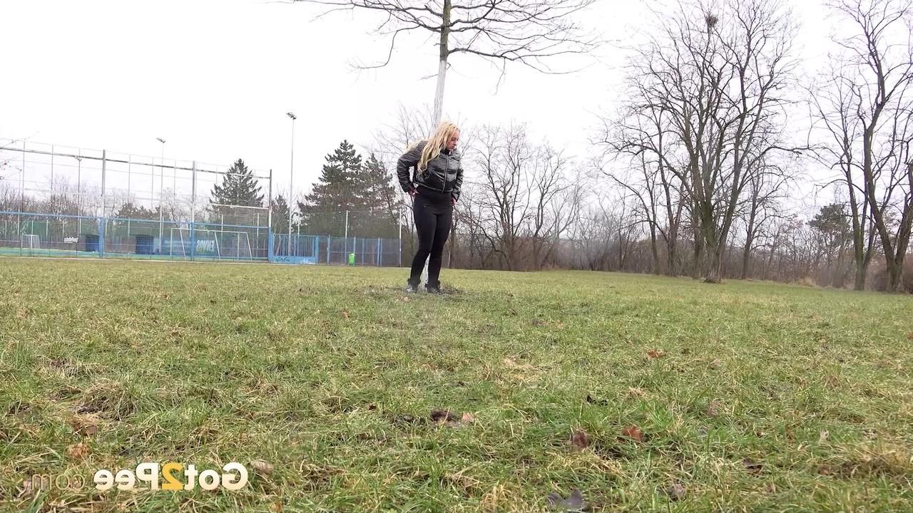 13P La rubia Henriet es pillada meando mientras cruzaba un campo urbano