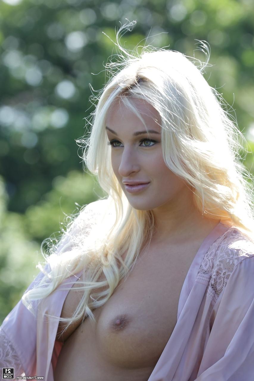 17P Seductive blonde with nice breasts Daisy Lee spreads legs for outdoors fuck