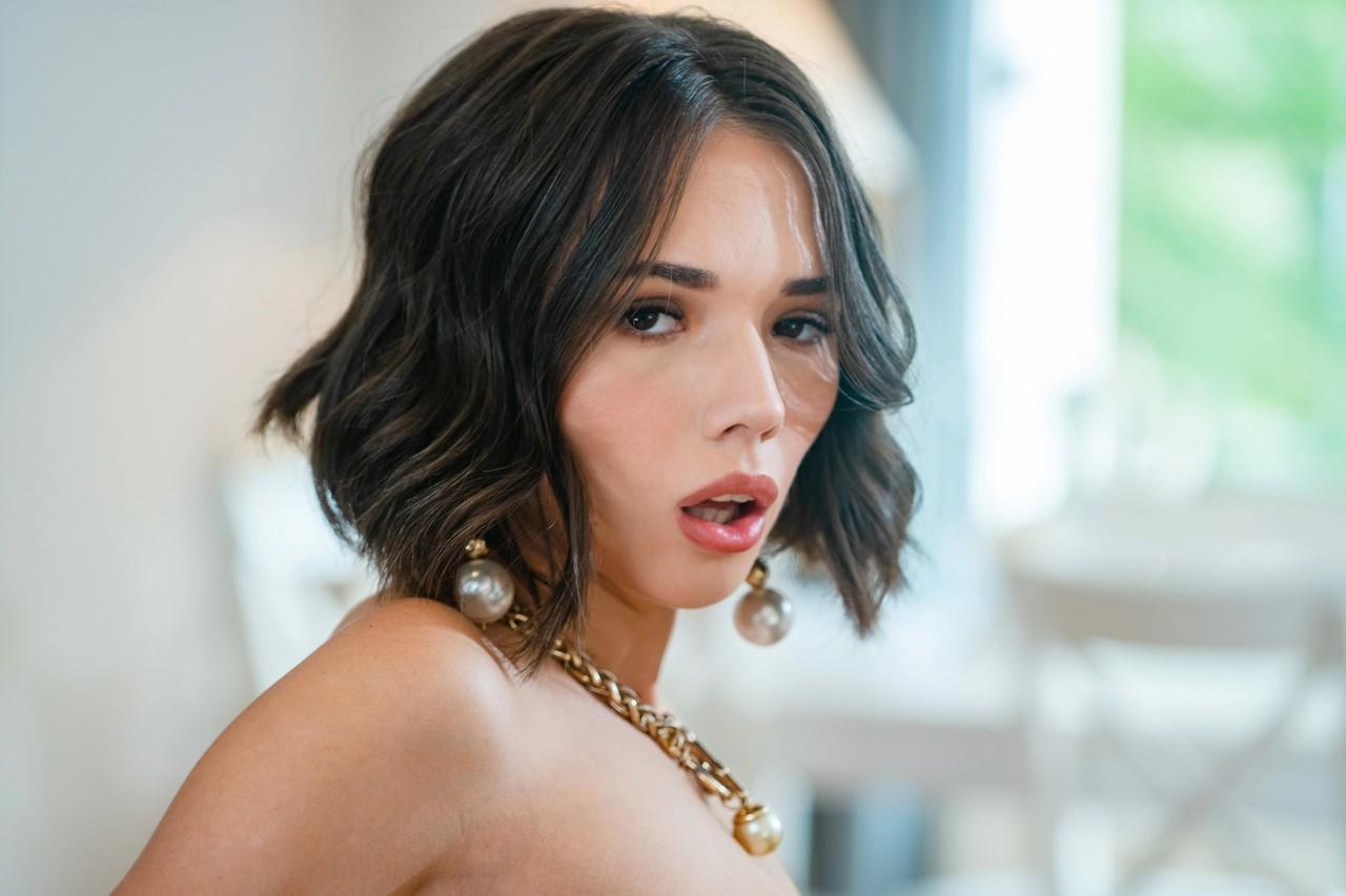 20P As estrelas porno excitadas Ginebra Bellucci e Eve Sweet brincam com um strapon