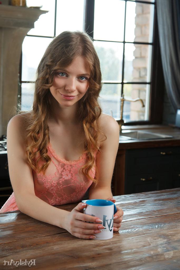 16P La guapa joven Siya se desnuda en la mesa de la cocina mientras toma una taza de café