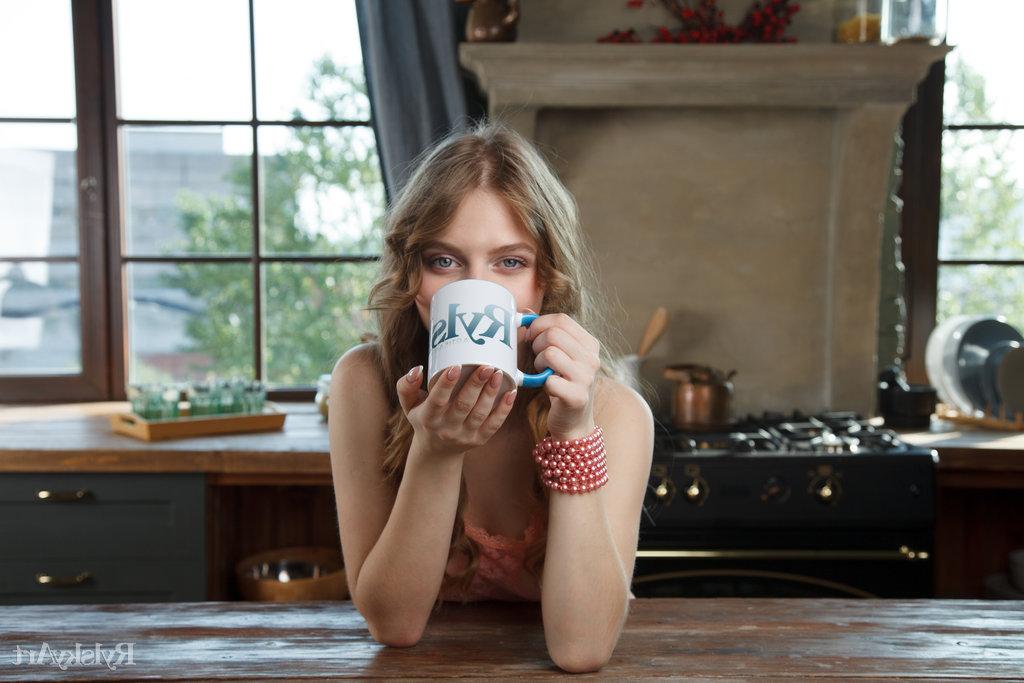 16P La guapa joven Siya se desnuda en la mesa de la cocina mientras toma una taza de café