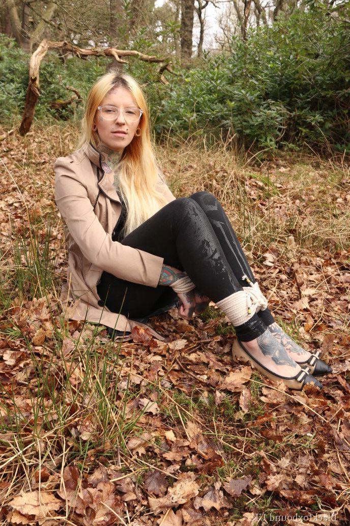 16P Bekleidete Frau wird im Wald geknebelt an Handgelenken und Knöcheln gefesselt