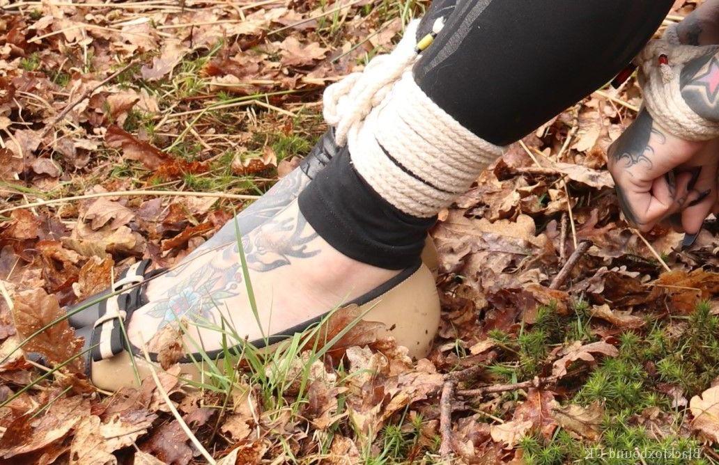 16P Bekleidete Frau wird im Wald geknebelt an Handgelenken und Knöcheln gefesselt