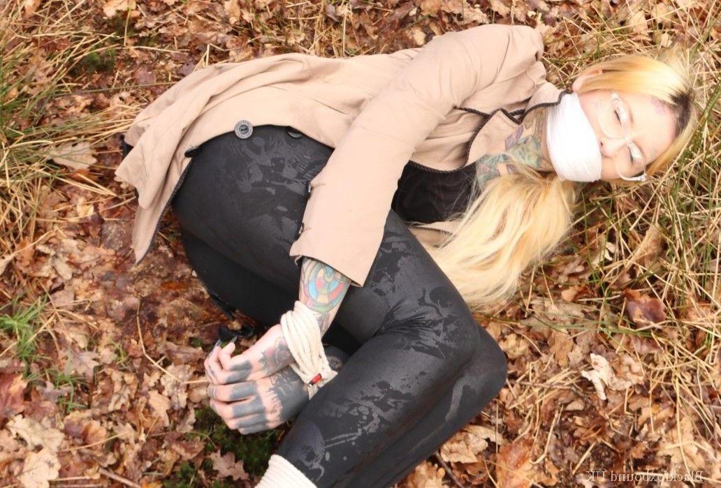 16P Bekleidete Frau wird im Wald geknebelt an Handgelenken und Knöcheln gefesselt
