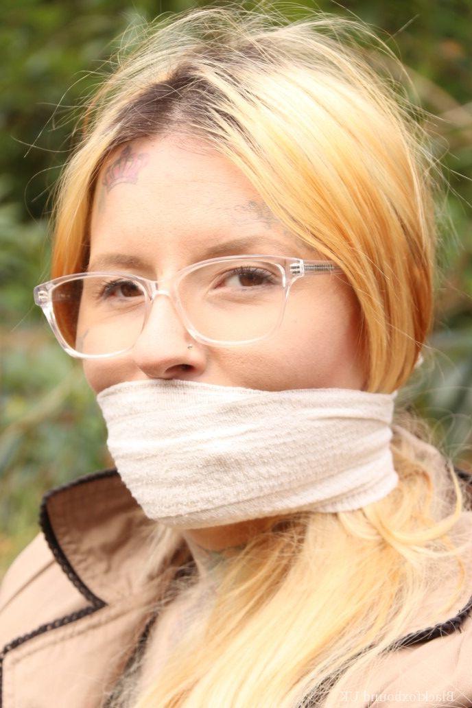 16P Bekleidete Frau wird im Wald geknebelt an Handgelenken und Knöcheln gefesselt