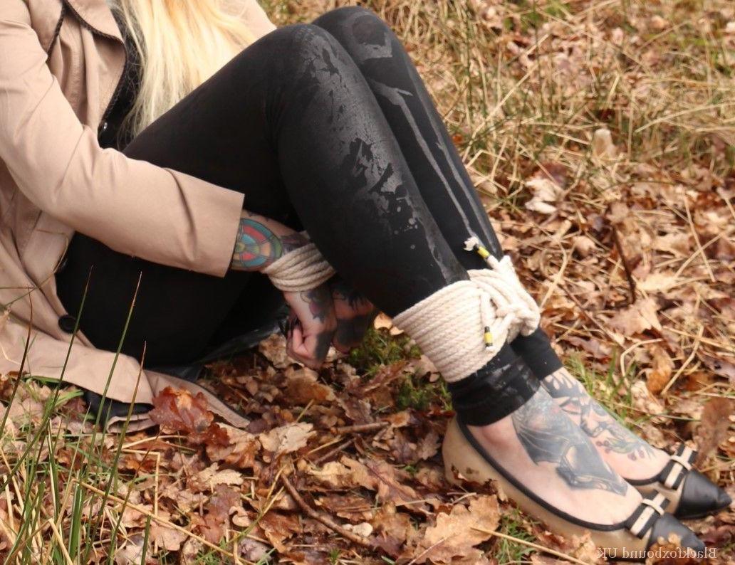 16P Bekleidete Frau wird im Wald geknebelt an Handgelenken und Knöcheln gefesselt