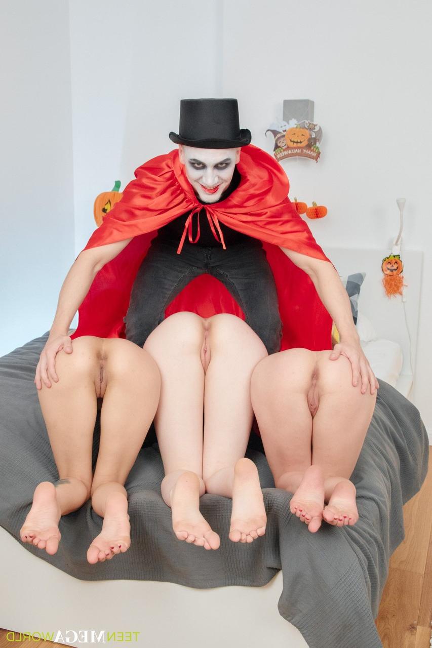 20P Chicas sexys se lamen el semen entre sí en un cuarteto de Halloween con un vampiro