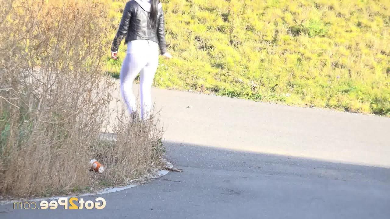 15P A garota sozinha Dafne faz xixi na calçada enquanto usa óculos escuros e botas