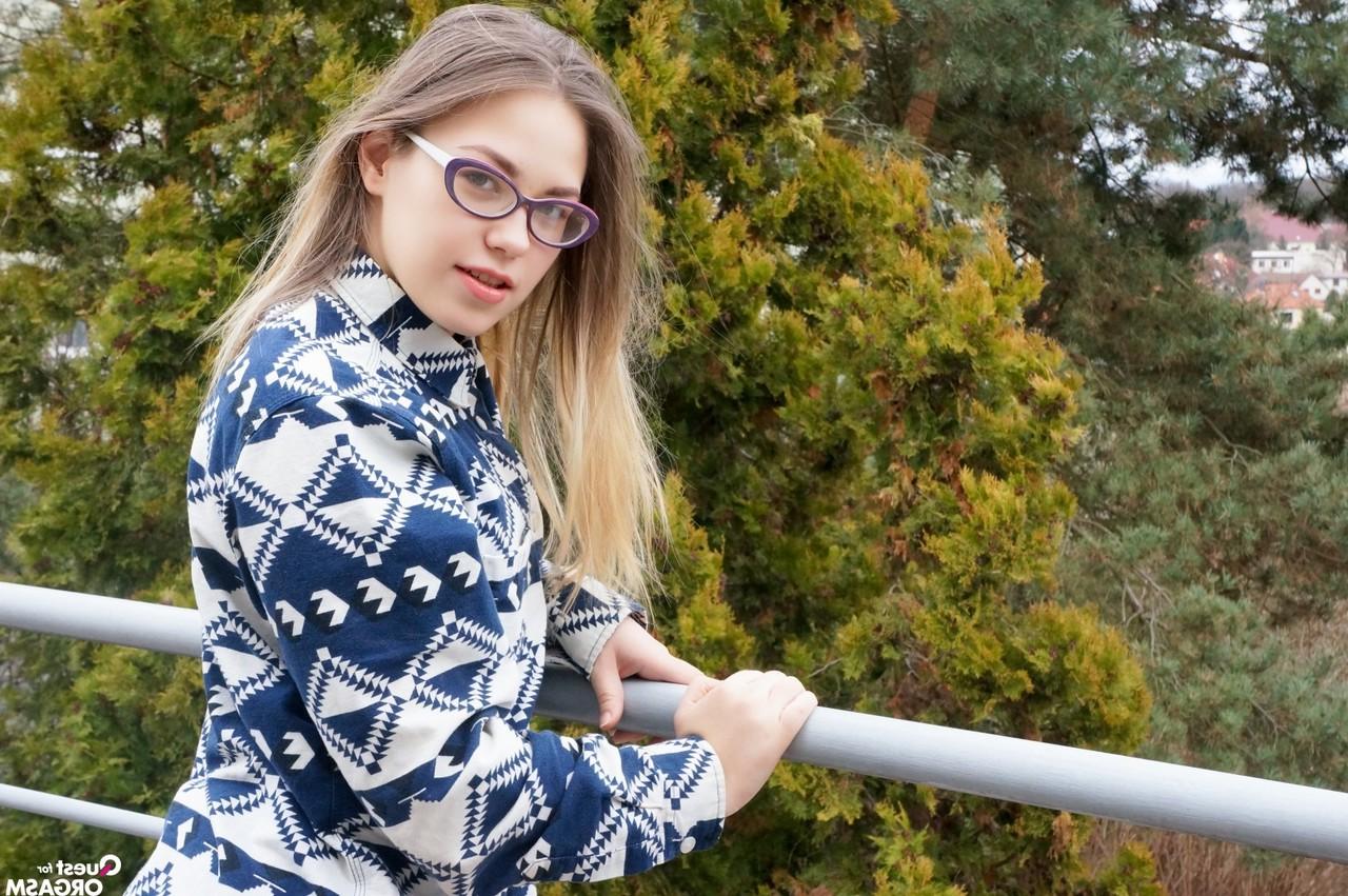 17P La rusa con gafas Selvaggia se quitó la lencería roja para jugar con un vibrador
