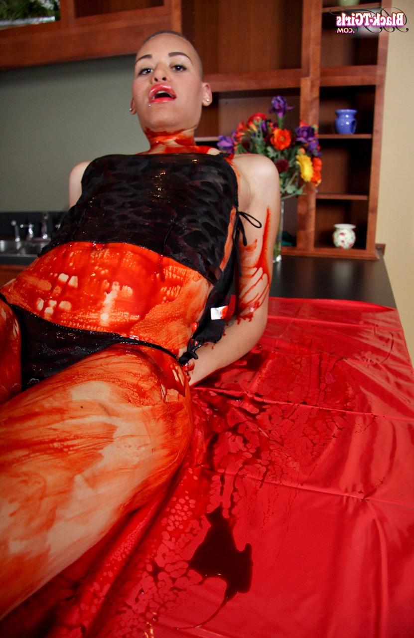 16P A tgirl de ébano de cabelos curtos Amber Skye mostra seu pau e fica bagunçada com tinta vermelha