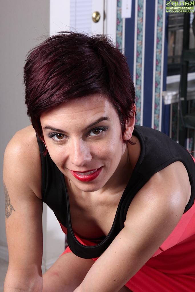 16P Die kleine reife Frau Nikki Lee zieht sich nackt aus und masturbiert ihre haarige Muschi