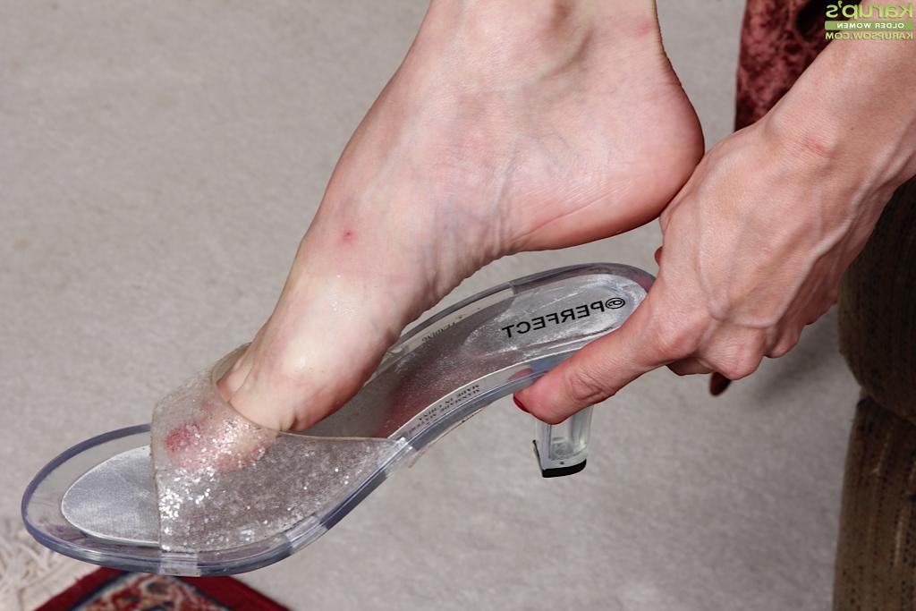 16P Die kleine reife Frau Nikki Lee zieht sich nackt aus und masturbiert ihre haarige Muschi