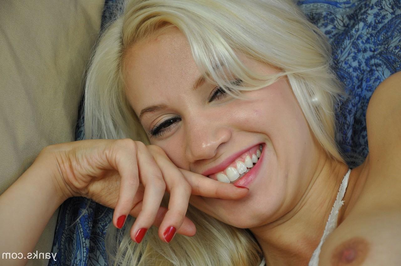 18P A loira peituda Vanessa Clark gosta de brincar com os mamilos e massagear sua buceta