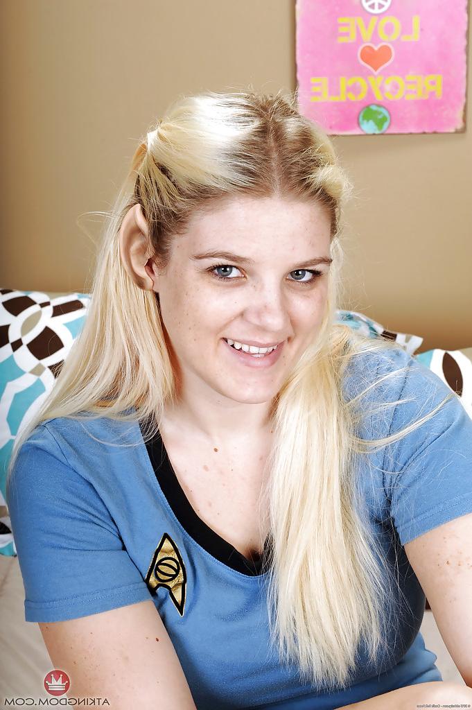 16P La rubia de más de 30 años Prudence Pond exponiendo su vagina peluda y sus grandes tetas