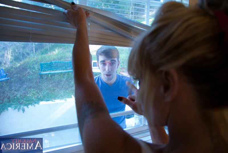 12P Une blonde d'âge moyen accueille un jeune voyeur pour qu'il vienne la baiser