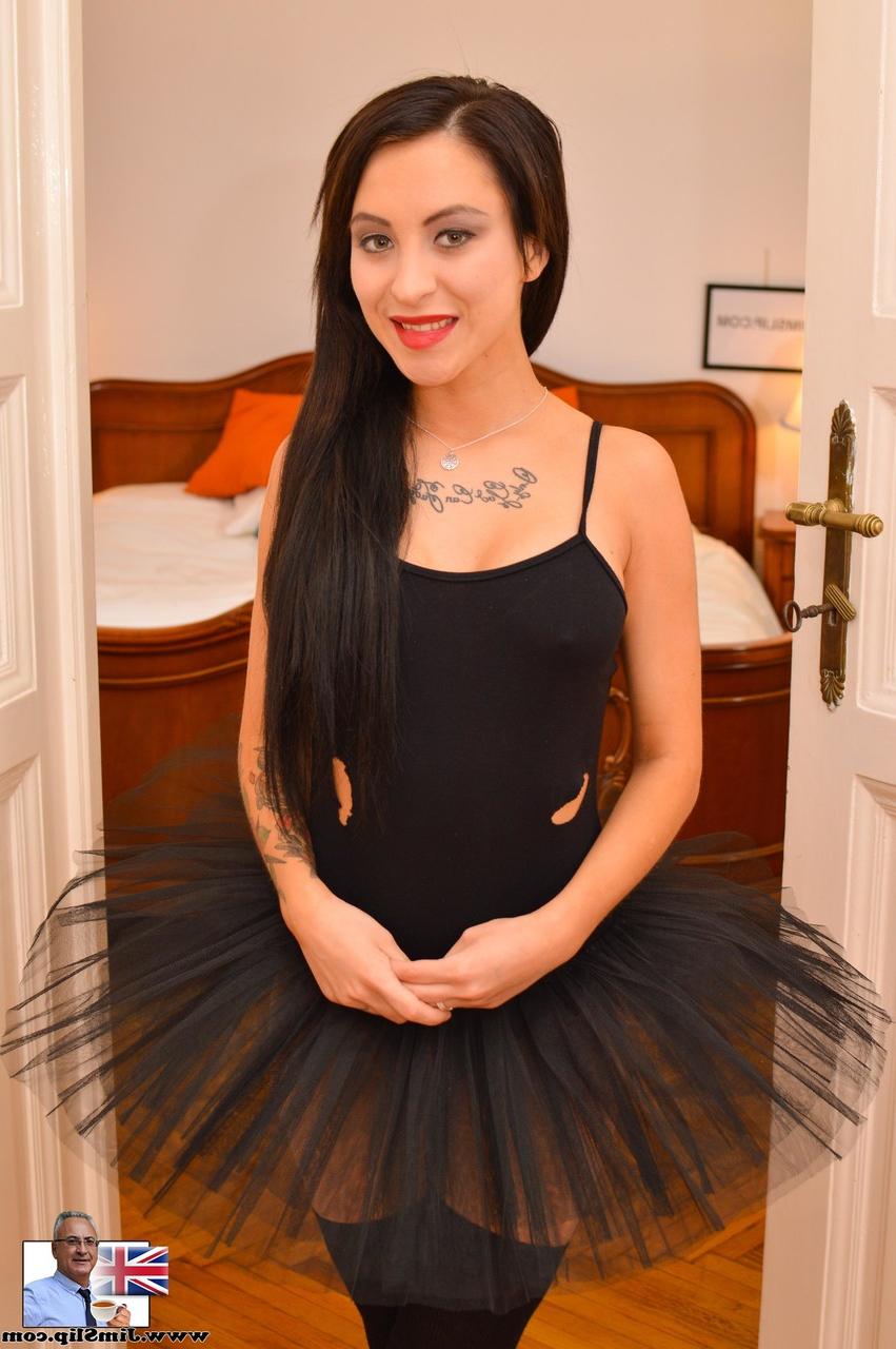20P La bailarina europea sandra luberc muestra su culo y su coño en bragas sin entrepierna