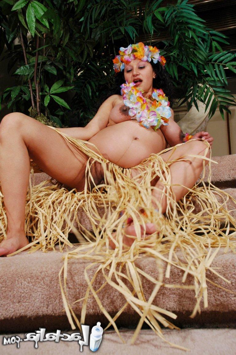 15P Talia latina amateur embarazada posa desnuda con una falda de hierba y una guirnalda hawaiana