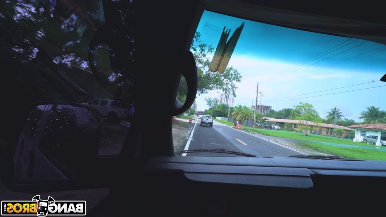 20P La árabe Kitty Carrera tiene sexo duro con un extraño bien dotado en su coche
