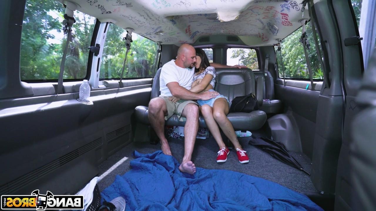 20P La árabe Kitty Carrera tiene sexo duro con un extraño bien dotado en su coche