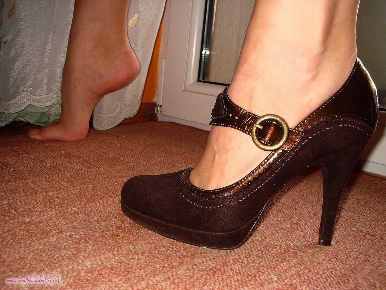 10P Der legendäre ungarische Pornostar Sophie Moone zeigt ihre neuen sexy Schuhe