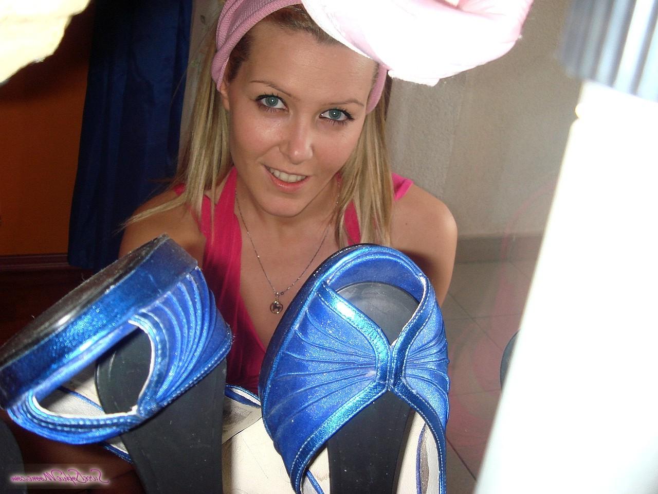 10P Der legendäre ungarische Pornostar Sophie Moone zeigt ihre neuen sexy Schuhe