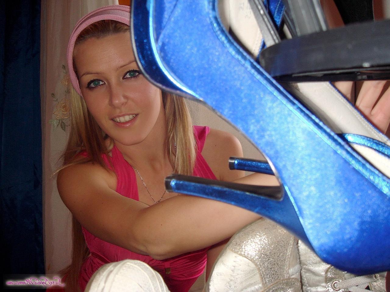 10P Der legendäre ungarische Pornostar Sophie Moone zeigt ihre neuen sexy Schuhe