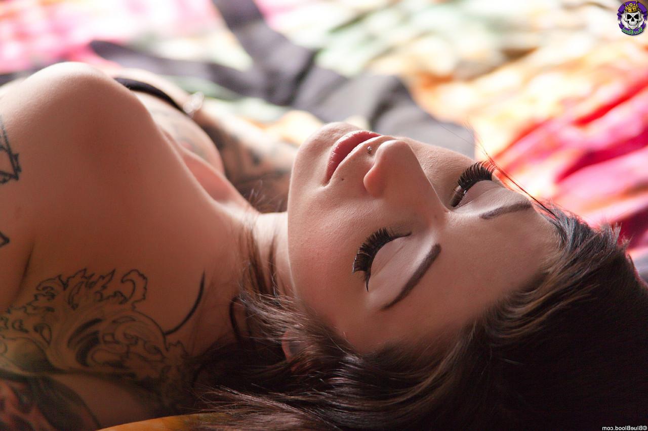 15P Modèles Angel Beau en silicone tatoués nus sur un lit avec une jarretière et des chaussettes jusqu'aux genoux