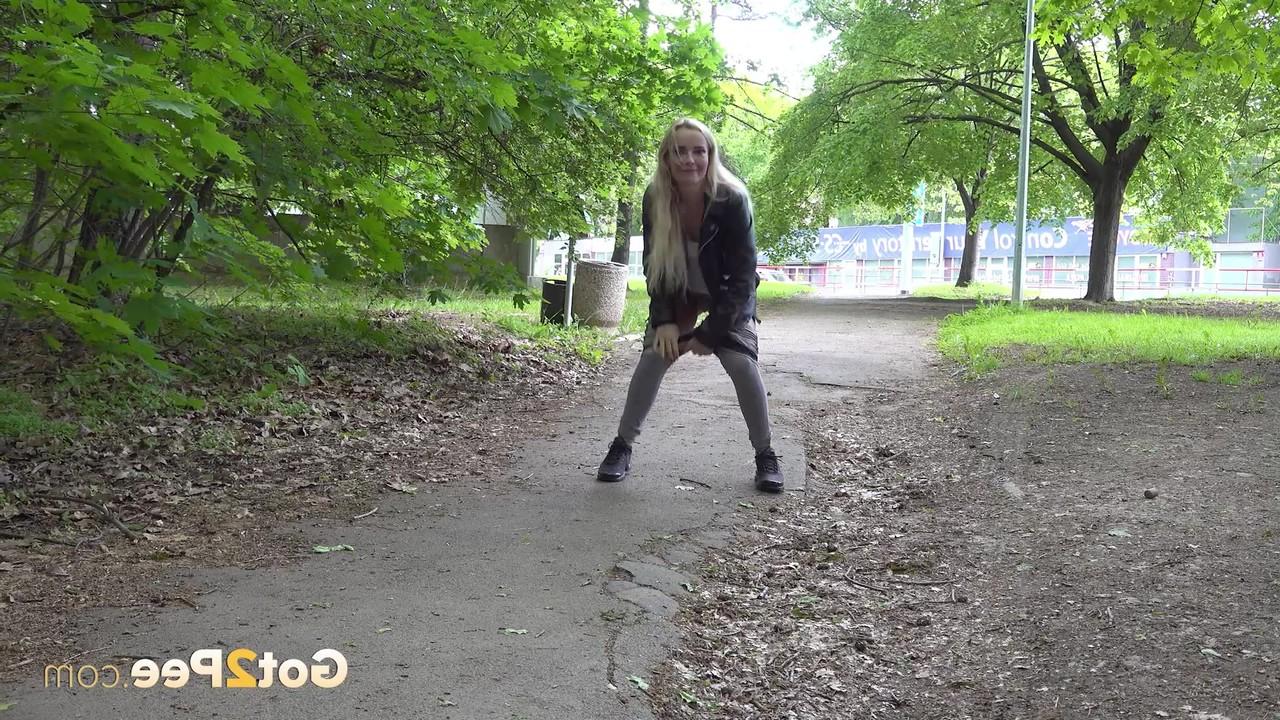 15P A loira Victoria Pure é pega mijando em um caminho pela floresta