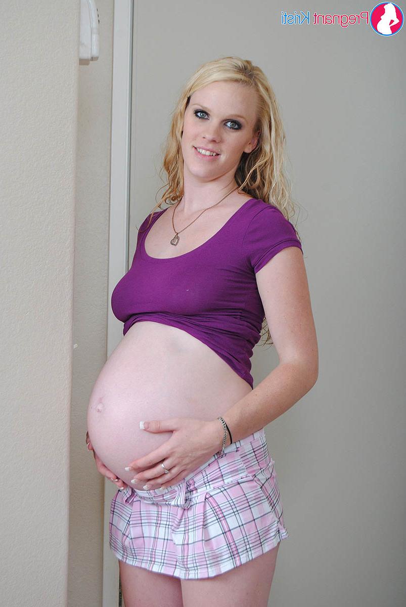 15P La rubia Hydii May muestra su barriga de embarazada con calcetines hasta la rodilla