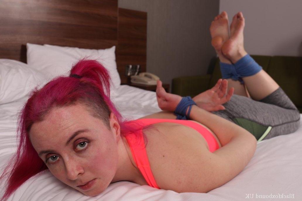16P Chica caucásica con cabello canela se encuentra atada con ropa deportiva