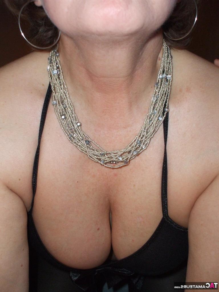 20P Mulher madura peituda chupa um brinquedo sexual vestida com lingerie sem virilha