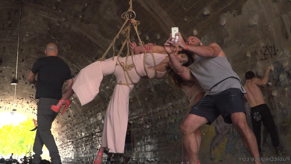 20P La sexy española Penélope Cum es follada a lo perrito en una sesión salvaje de BDSM