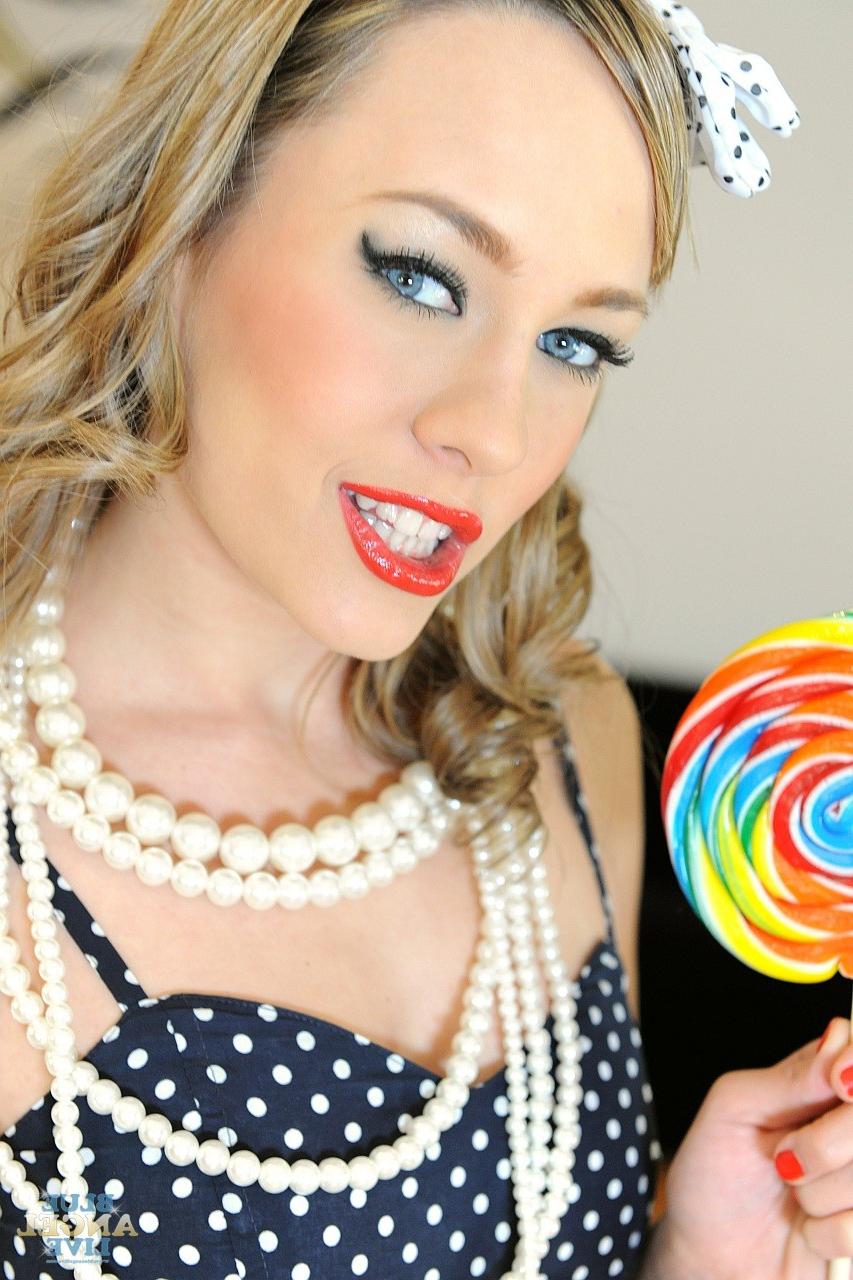 18P Pin-up blonde en lingerie sexy Blue Angel colle des bonbons dans sa chatte