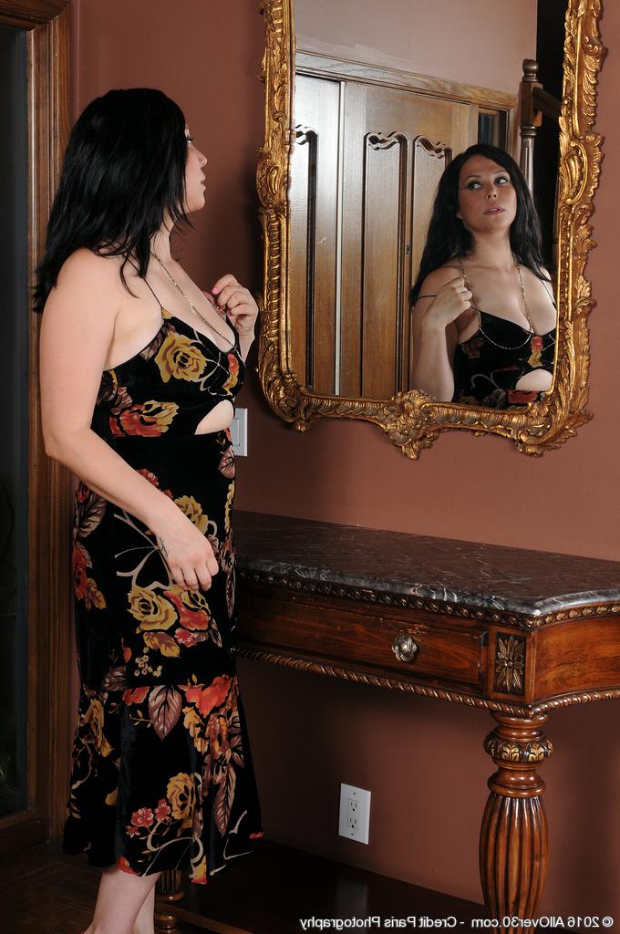 15P Summer Avery, une femme de 30 ans et plus, se met totalement nue devant un miroir doré.