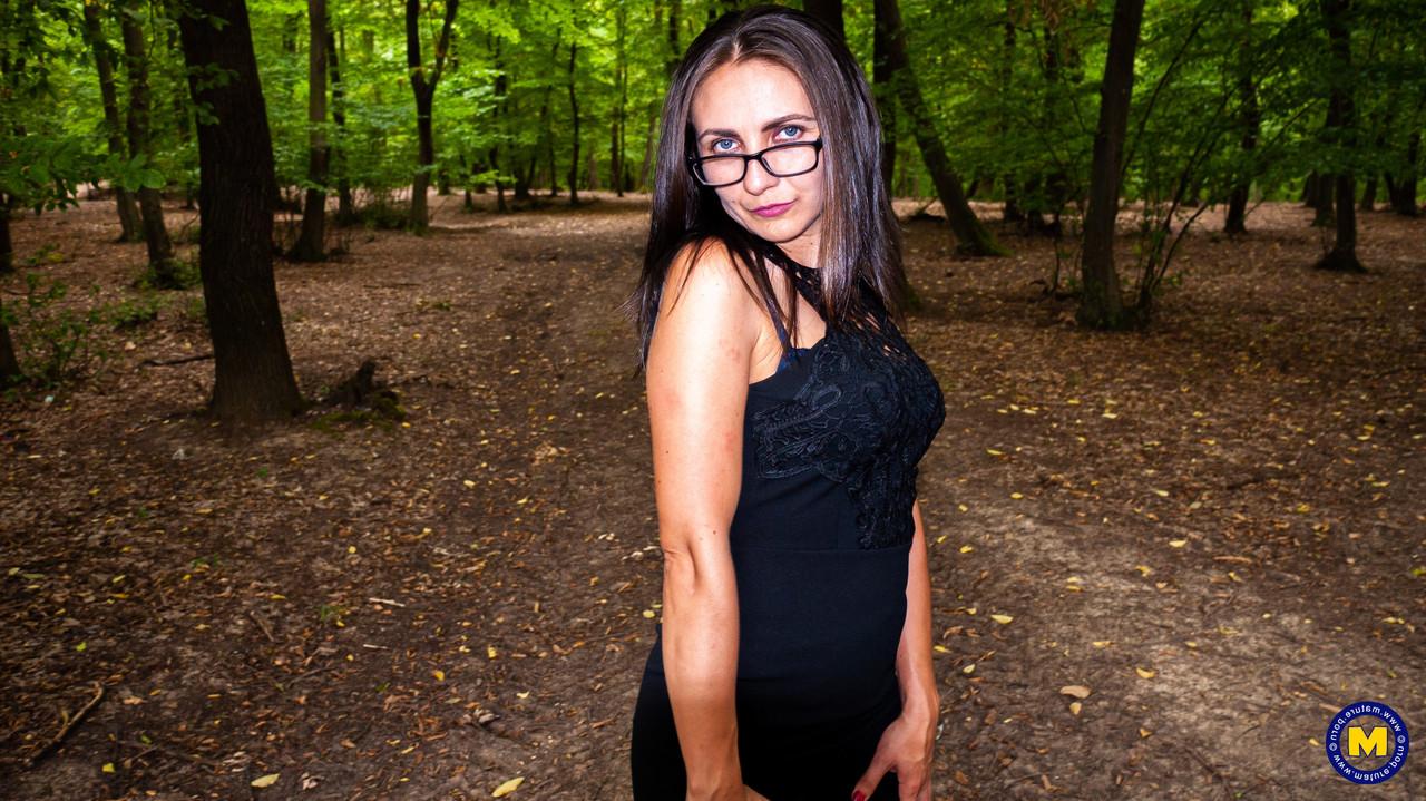 20P Mamãe de óculos Anna mostra seu grande saque e dá um BJ na floresta