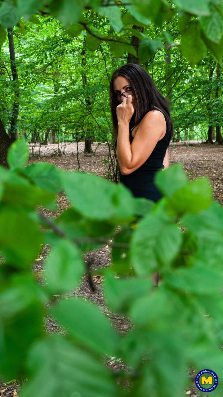 20P Mamãe de óculos Anna mostra seu grande saque e dá um BJ na floresta