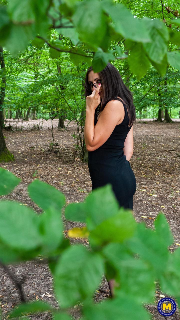 20P Mamãe de óculos Anna mostra seu grande saque e dá um BJ na floresta