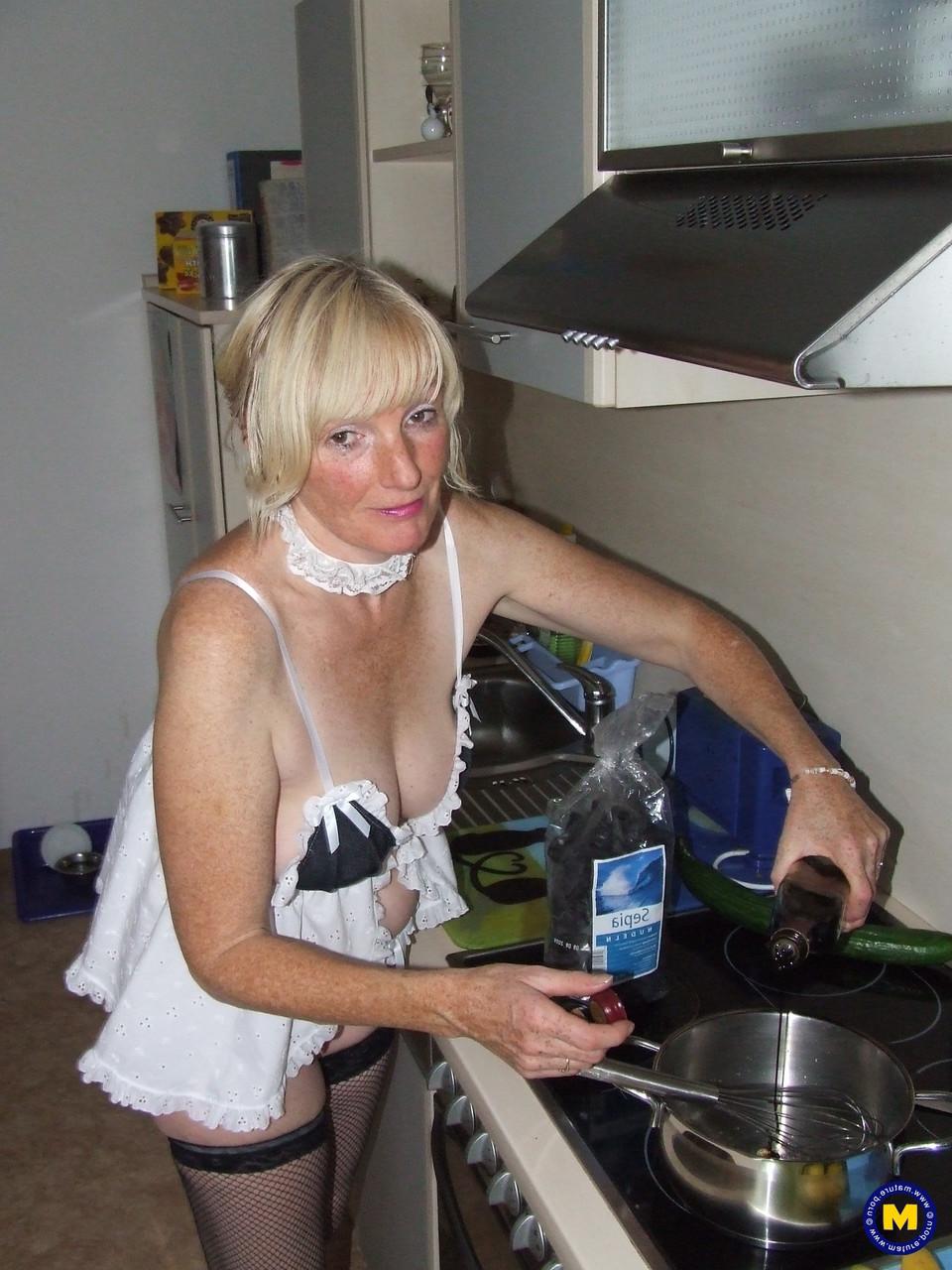 20P A dona de casa safada Nadja tira a roupa na cozinha e mostra a bucetinha raspada