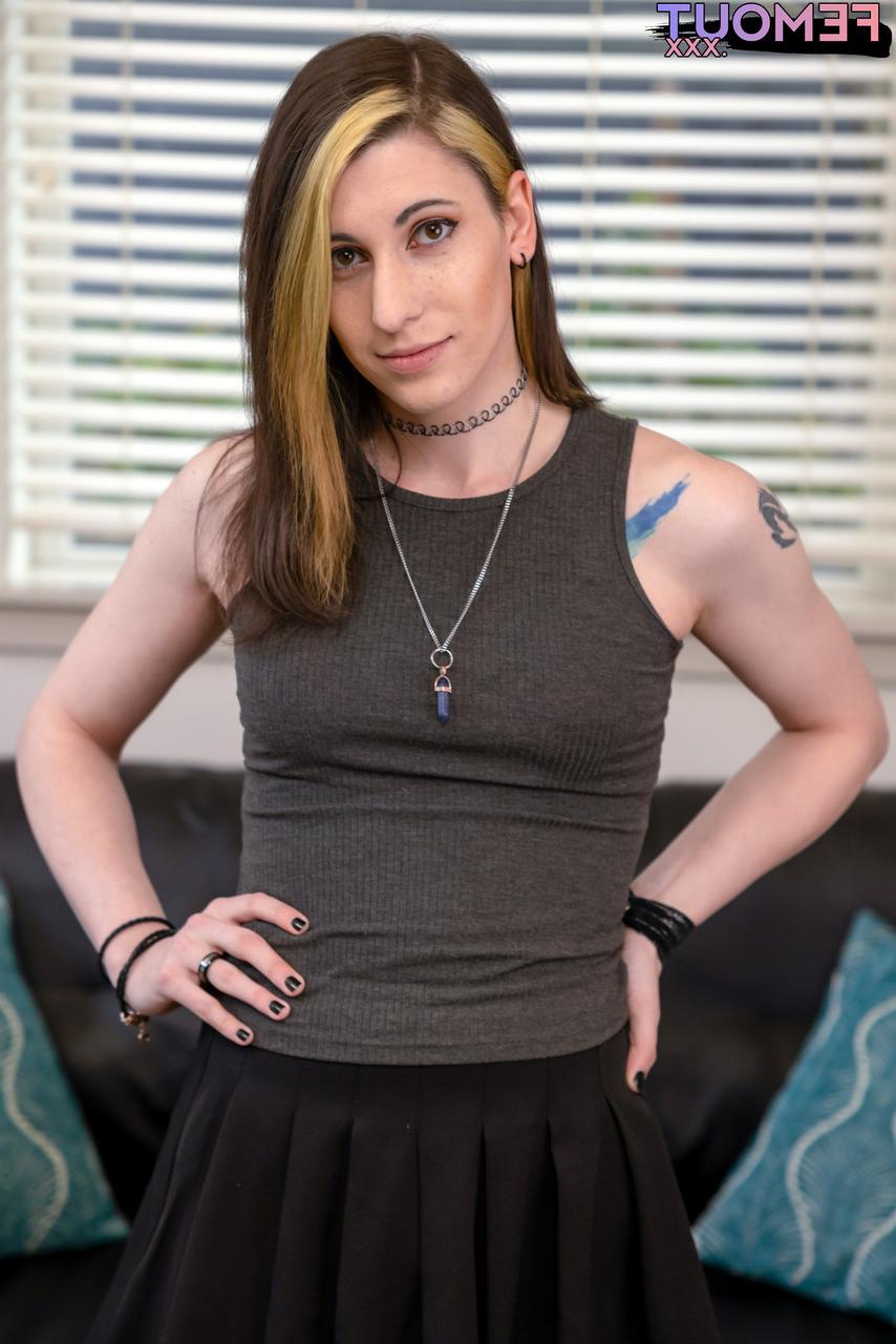 16P Die sexy Shemale Devi Dionne zieht sich aus und streichelt ihren kleinen Schwanz bis zur vollen Erektion