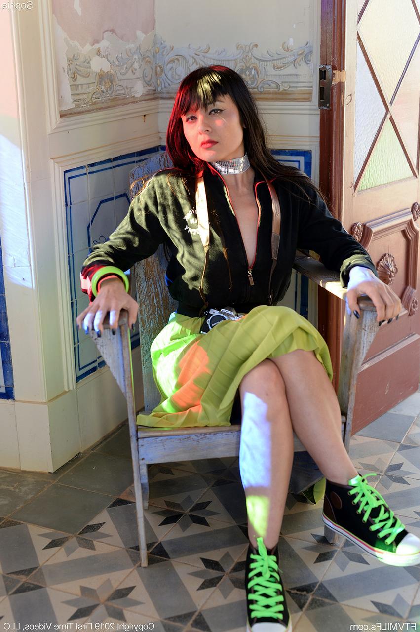 20P La MILF amateur Sophia montre ses petits seins naturels et son vagin taillé en public.