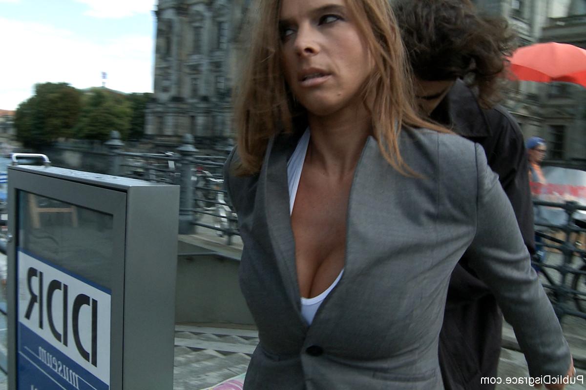 20P Milf atractiva con uniforme sexy Susi esposada en público