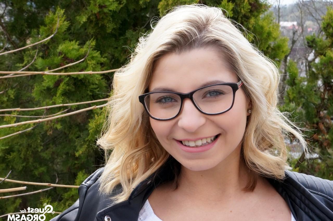 18P La rubia caliente Kattie Hill se quita el body blanco para usar un vibrador en su coño caliente