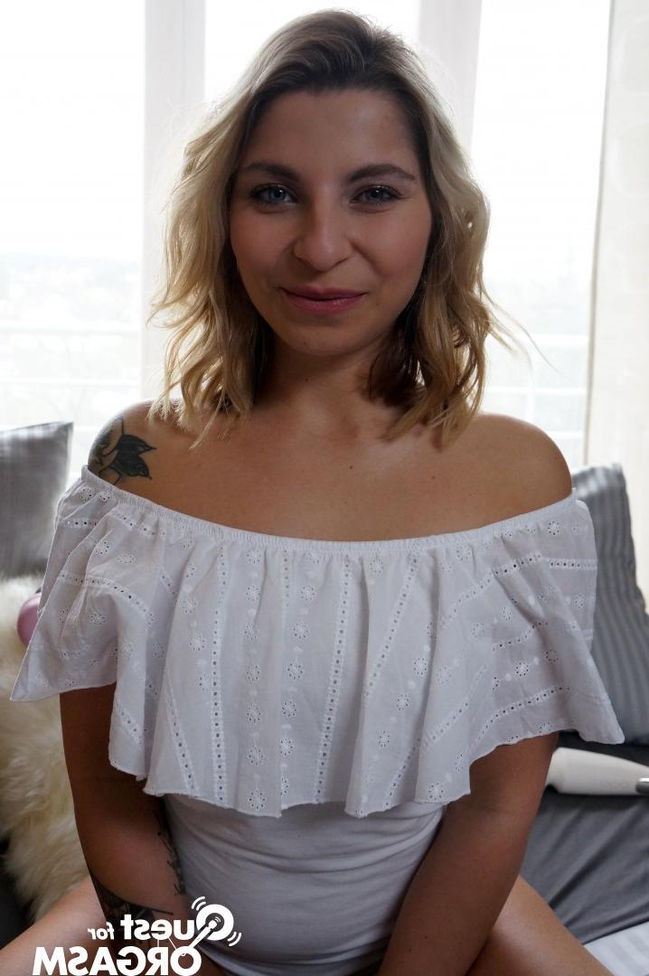 18P La rubia caliente Kattie Hill se quita el body blanco para usar un vibrador en su coño caliente