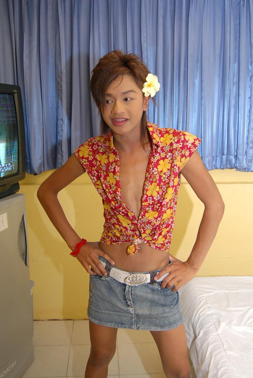 20P La pequeña transexual asiática Ment se desnuda para mostrar su pequeña polla sin despertarse