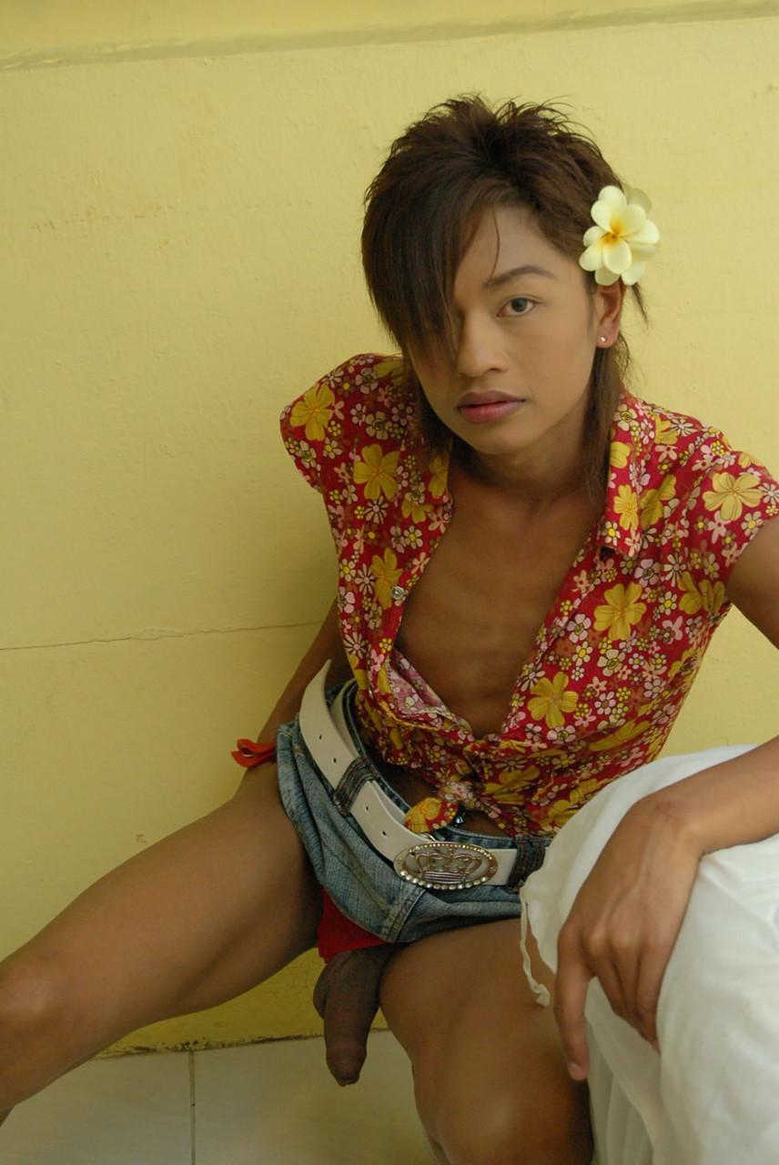 20P La pequeña transexual asiática Ment se desnuda para mostrar su pequeña polla sin despertarse