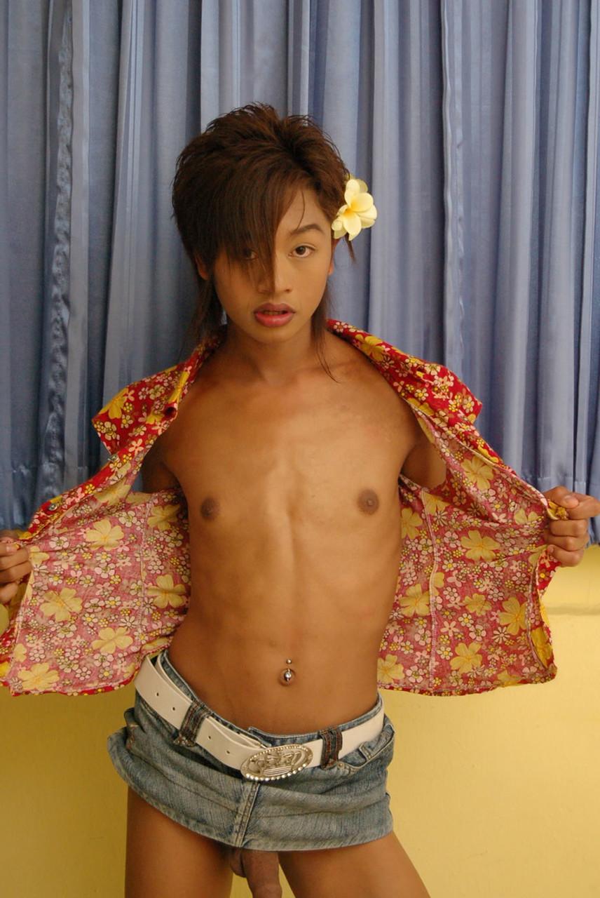 20P La pequeña transexual asiática Ment se desnuda para mostrar su pequeña polla sin despertarse