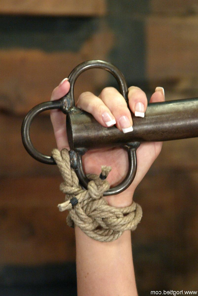 20P La sub pechugona Christina Carter es castigada con un vibrador en régimen de esclavitud