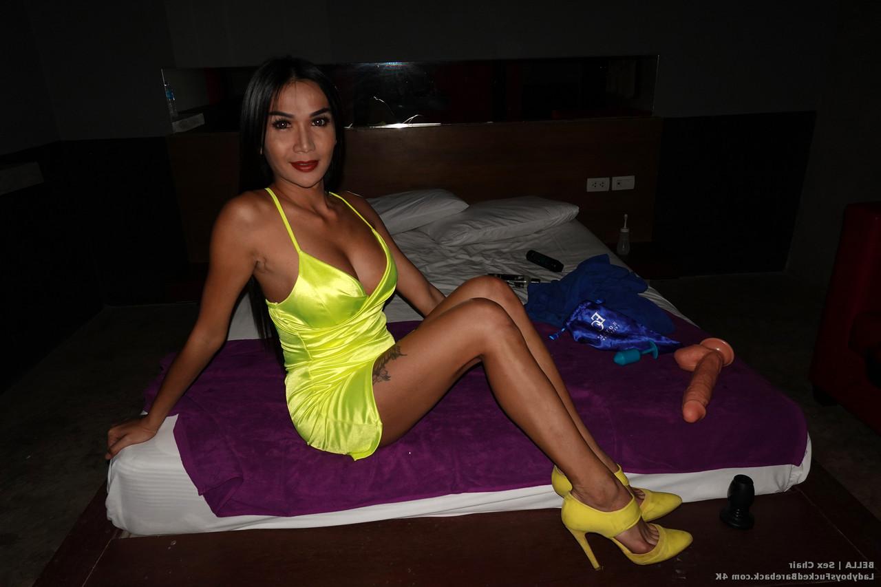 12P Bella, transexuelle thaïlandaise, pose et taquine avec ses courbes et sa petite bite.